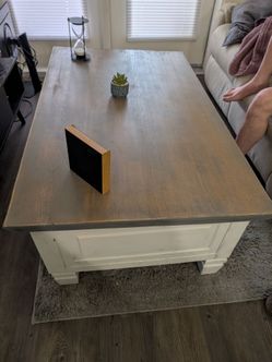 Lift top coffee table
