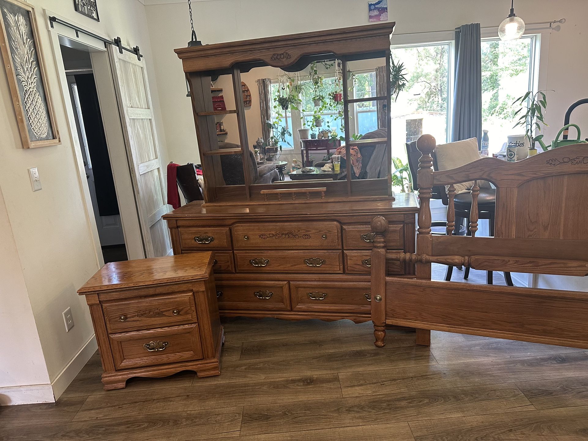 Broyhill River Oaks Acorn Queen Bed Set