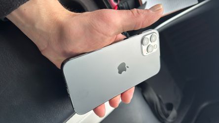 iPhone 16 crack along screen/ needs battery