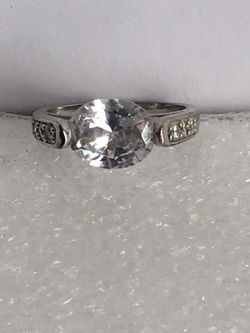 BEAUTIFUL LADIES SILVER TONE RHINESTONE RING SIZE 6