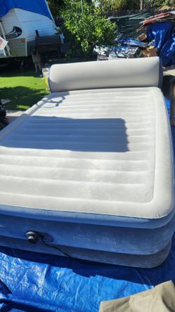 Bestway Tritech LoungeLux Headboard Queen Air Mattress. (Se hable español)