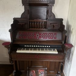 Antique pump organ