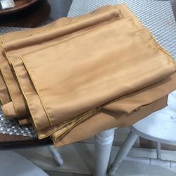 10 Gold Runners Like New Very Strong Fabric. ( All For 20)