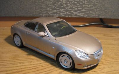 Maisto Special Edition 1:18 Lexus SC 430 Gold die-cast model for