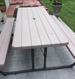 Resin foldable table
