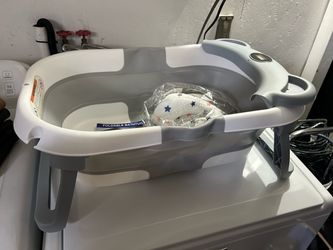 Collapsible baby bathtub