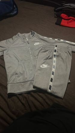 Boys Size 6 NIKE Tracksuit