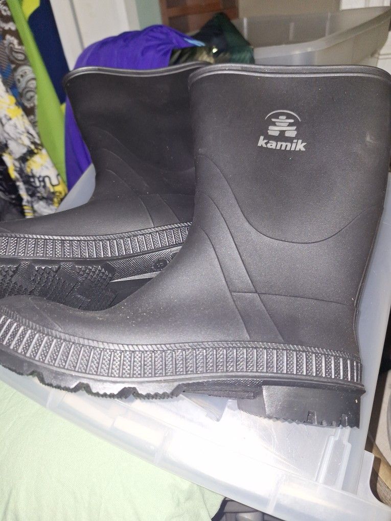 New Kamik Boots Size 8