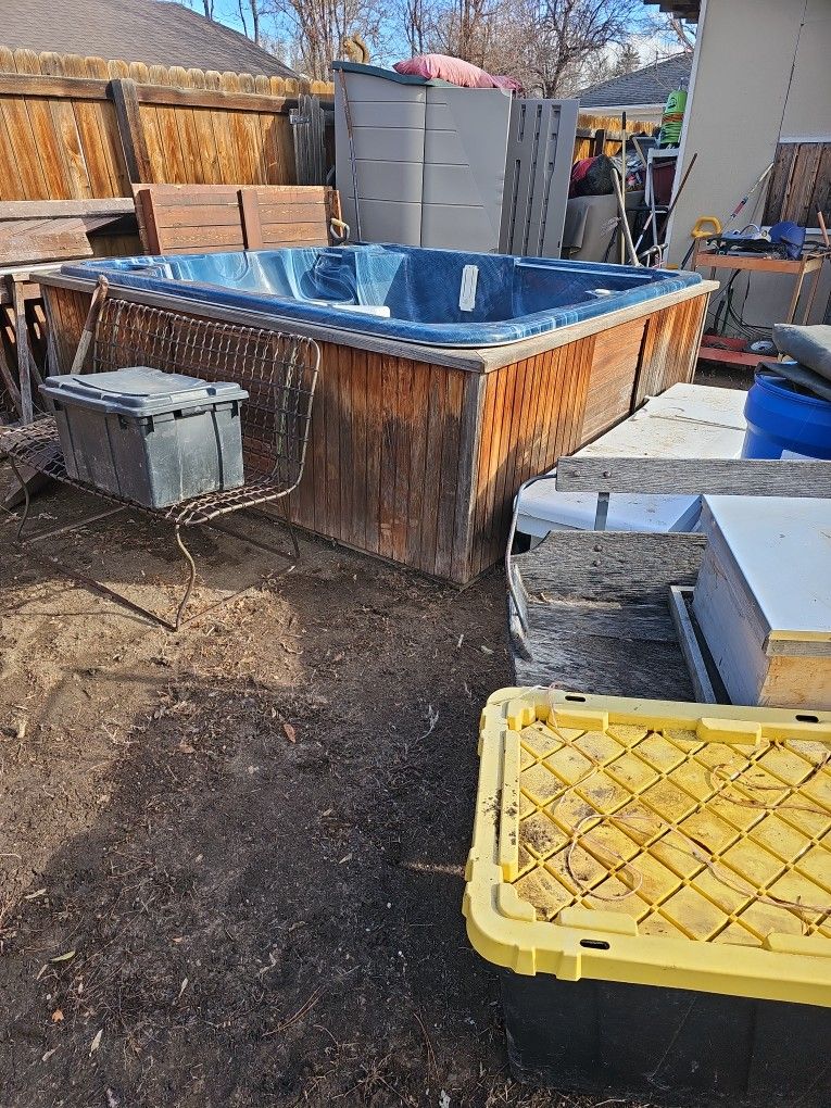 Free Non-working Hot Tub