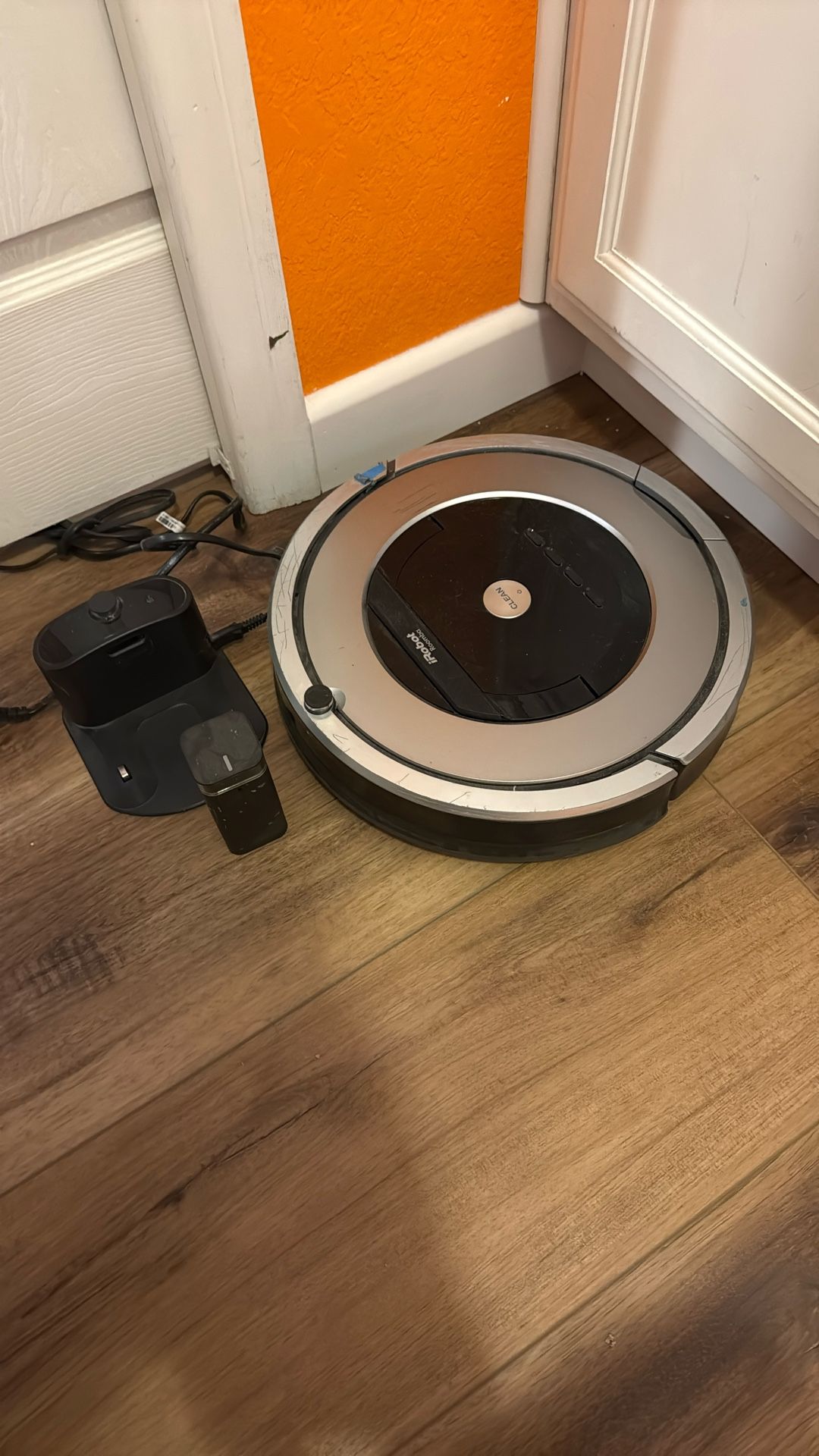 Roomba 860 Vacuum With Dock And Wall