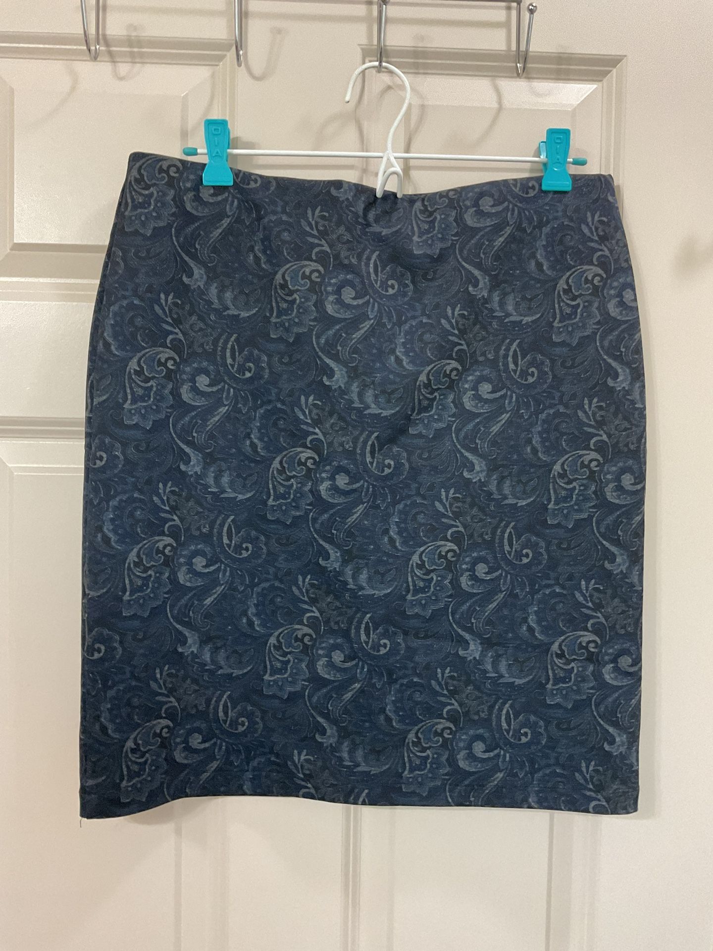 Jules & Leopold Black and Blue Floral Skirt. Size: Medium. Very good condition.