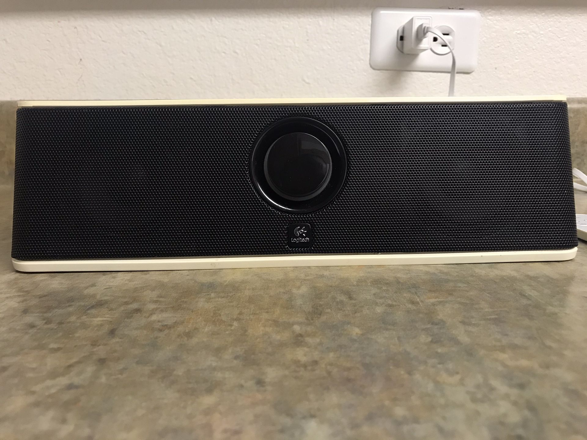 Logitech AudioStation Express for iPod logitech audiostation express multimedia speaker model number s-0329a The speaker is in good working conditi
