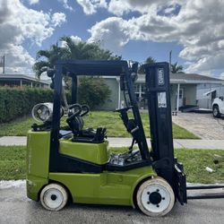 CGC30 Clark Forklift 5500 Lbs Lift Capacity 