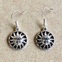 🌞 Fun, smiling sun face charm earrings