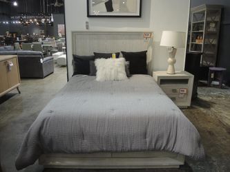 Modus Whitewashed Oak Panel Platform Bed with Storage