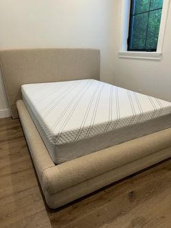 Luxury  memory foam queen size 12” New mattress in a plastic sealed.       Venta de colchones  Hablamos Español  ☎️📲call or Tex (213)713-74-89   Habl