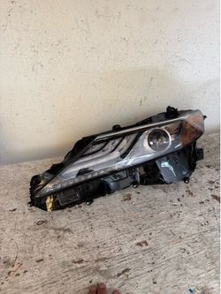 2019 toyita camry left headlight