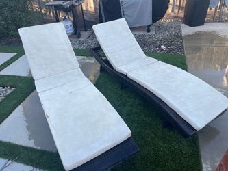 Outdoor sun chairs