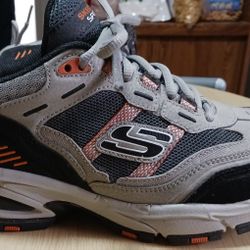 LIKE NEW MEN'S SKECHERS VIGOR 2.0 NANOBET SNEAKERS, SZ 9, WIDE FIT, AIR COOLED MEMORY FOAM, $75 NEW