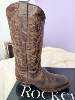 Woman’s boots size 7