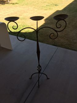 Black metal scrolled 3-panel pillar candle holder