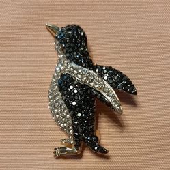 Elegant penguin-shaped brooch