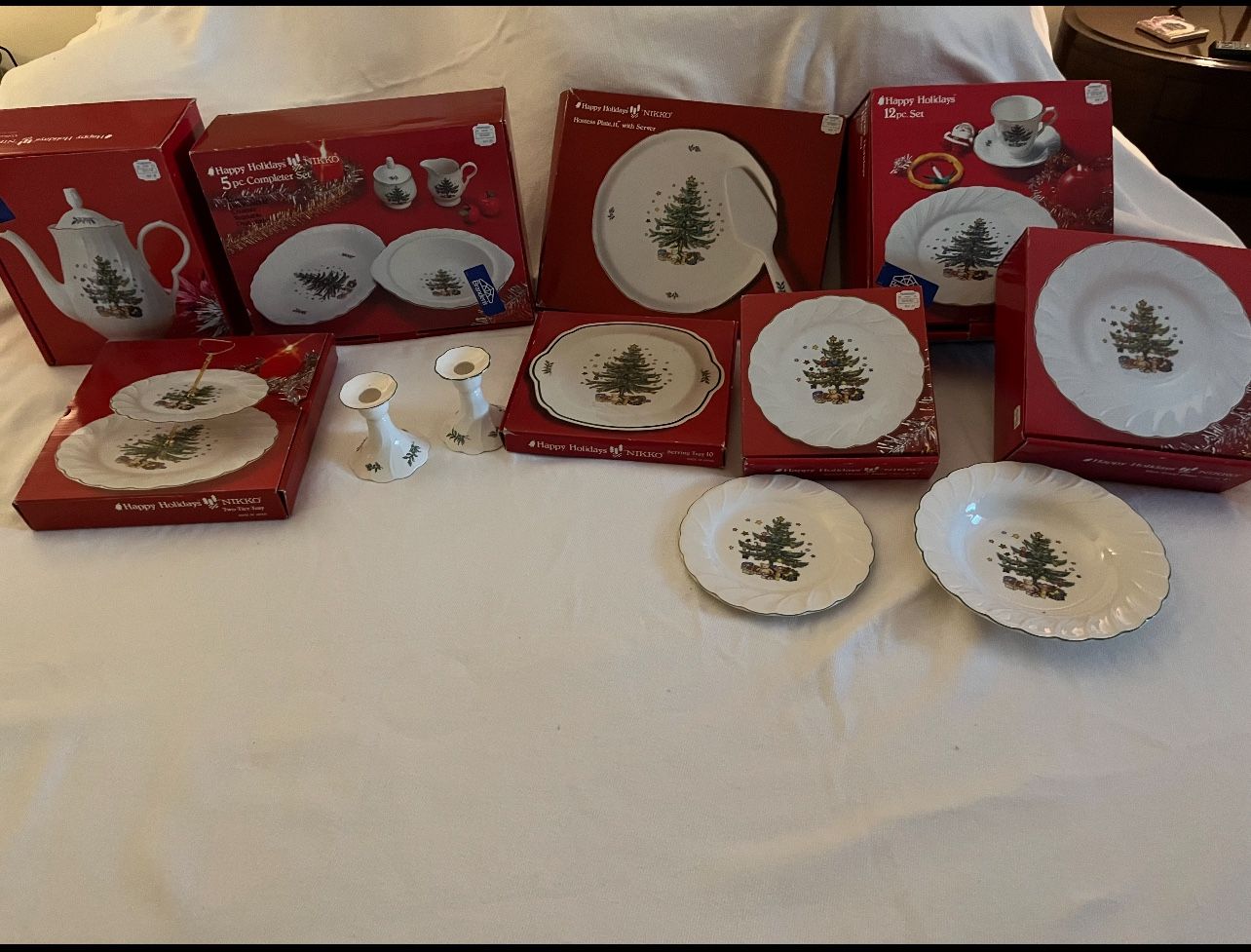 NIKKO / HAPPY HOLIDAYS HIGH LINE CHRISTMAS CHINA IN ORIGINAL BOXES