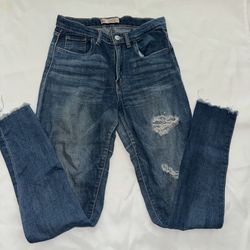 Girls distressed Levi Skinny Jeans