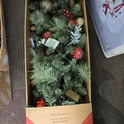 9’ Pre-lit LED With Twinkle Artificial Greenery Garland