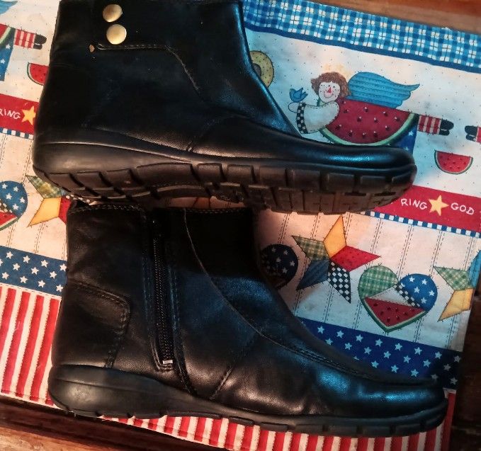Easy Spirit Zip Side Leather Ankle Boots