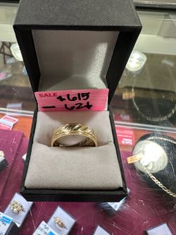 Gold Band Ring with Engraved Pattern