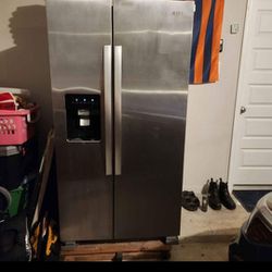 Whirlpool Side-by-Side Refrigerator 24.6cu ft with Ice Maker and Water Dispenser