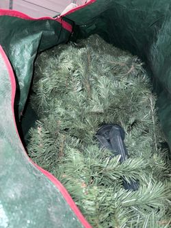7.5 ft Christmas tree and carrying bag