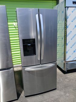 NEW !! LG 30" STAINLESS STEEL COMPACT FRENCH DOOR REFRIGERATOR ICE AND WATER DISPENSER/ has dents