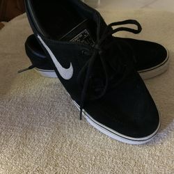 NIKE Size 6 