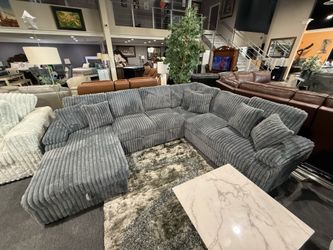 SECTIONAL WITH PULL OUT