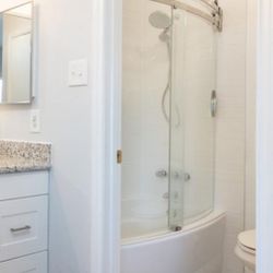 Delta Glass Curve Shower Door ( Tambien Hablo Español)