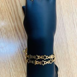 Set of 2-14k gold plated women’s stylish bracelet!