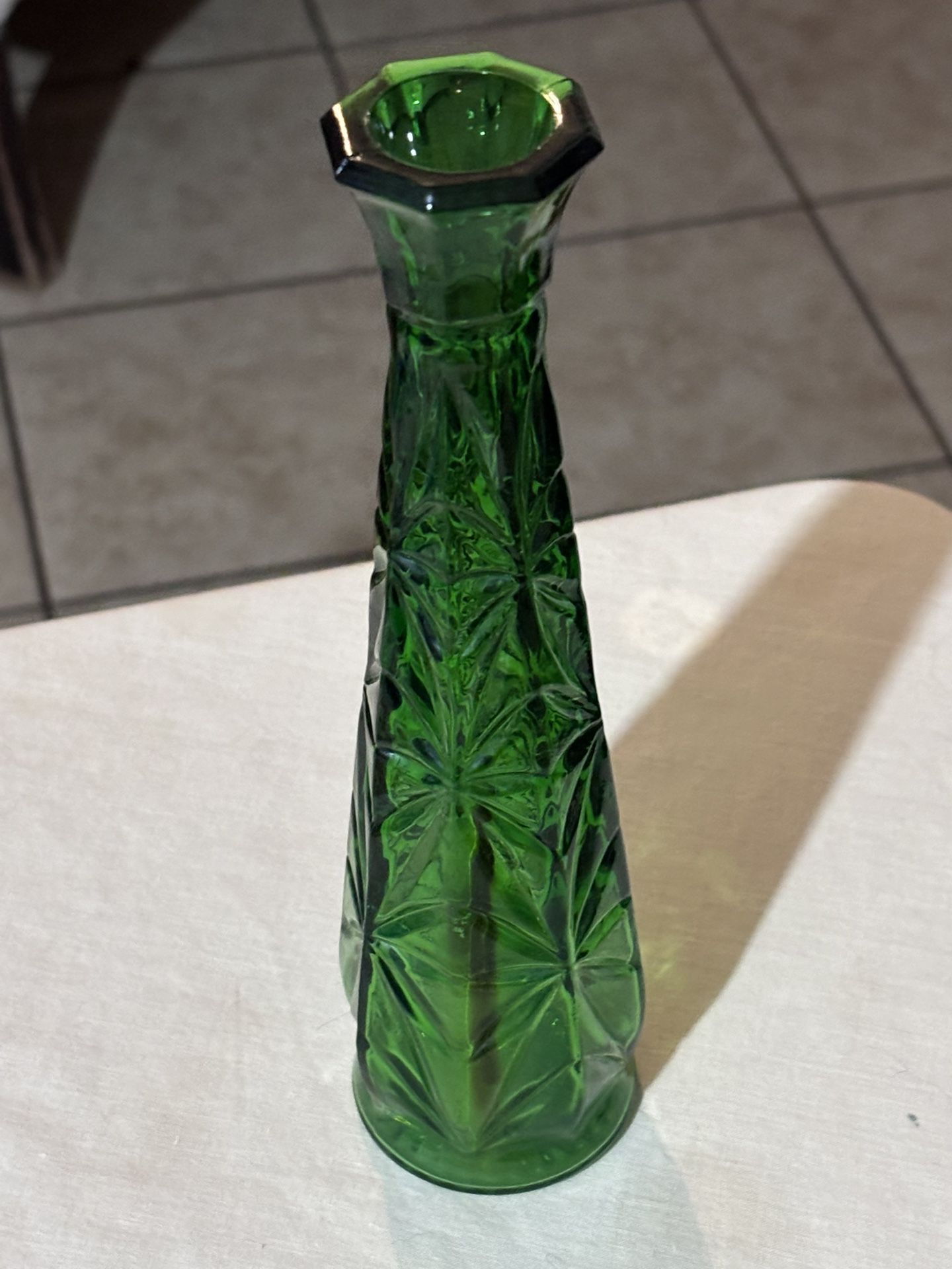 Green Depresión Glass Single Bud Vase 