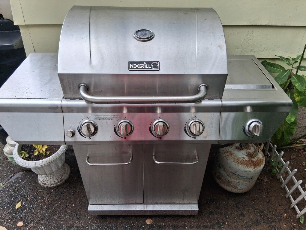 Nexgrill Gas Grill Comes With Propane Tank Gently Used