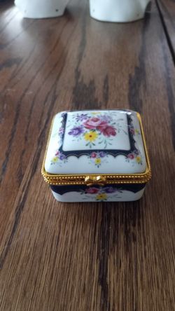 Vintage Porcelain Trinket Box – Floral – Gold Trim – Excellent Condition