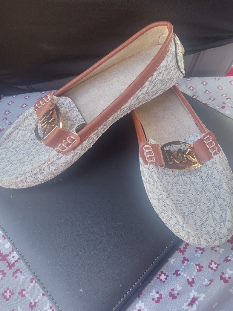 Micheals Kors Flats 7.5