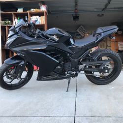 13 Kawasaki Ninja 300 Motorcycle Low Miles
