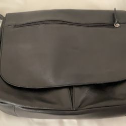ST. JOHN’S BAY BLACK 100% Cowhide Leather Messenger Bag