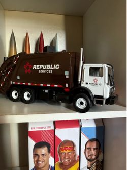 First gear garbage truck republic service