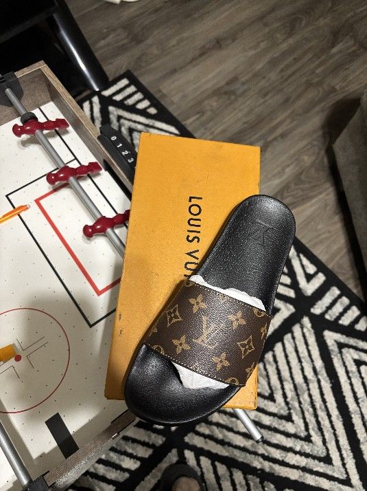 Louis Vuitton Slides Size 8