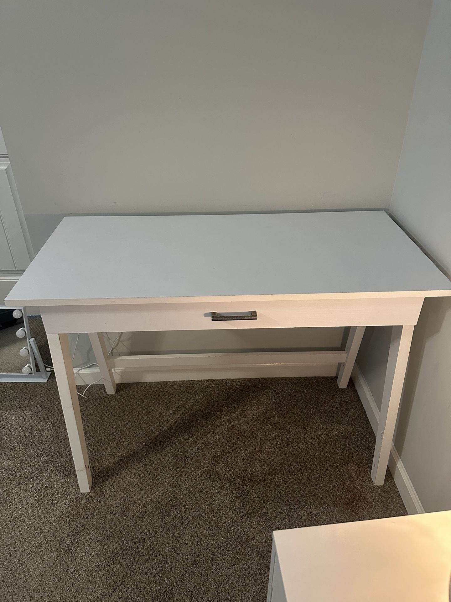 White 1 Drawer Desk
