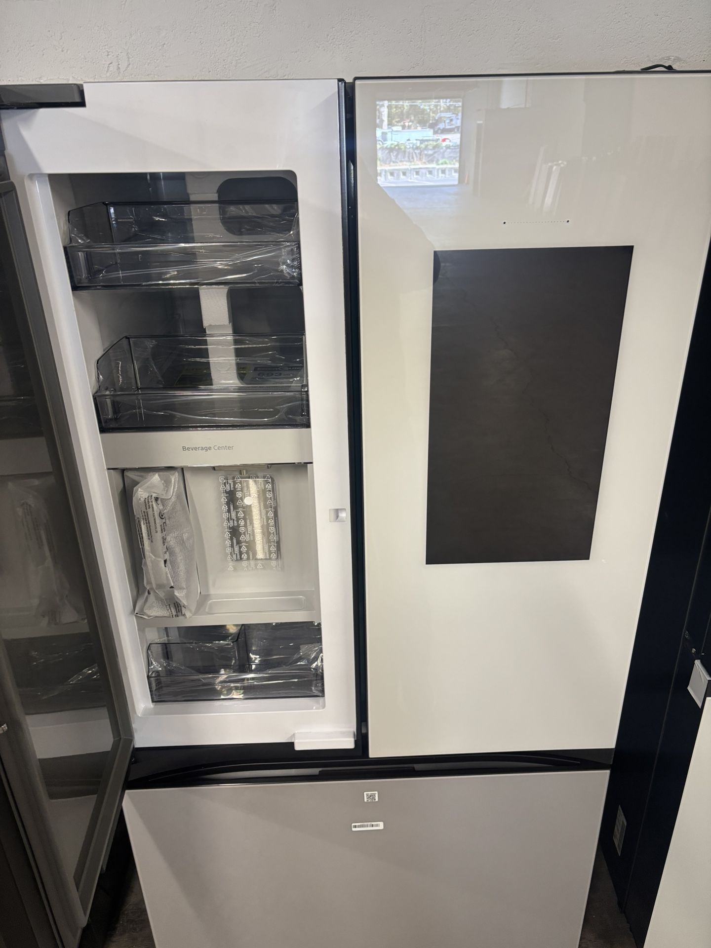 Samsung White/gray glass family hub refrigerator 📺 