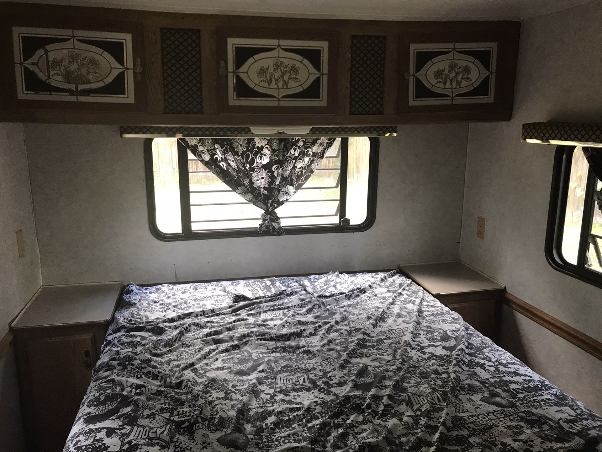 1993 SPORTSMAN...camper 1 Bed 1 bath Redone Pop-Out Floor