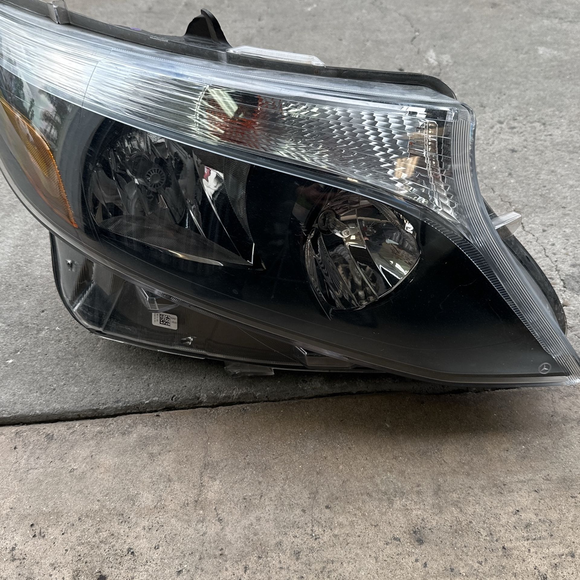 Mercedes Metris Passenger Front Head Lamp